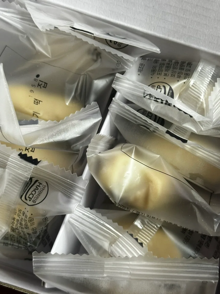 箱に詰められた個包装の餅