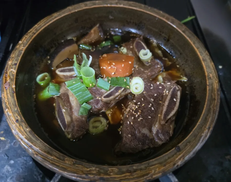 スリメ — 土鍋に入った牛カルビの煮込み