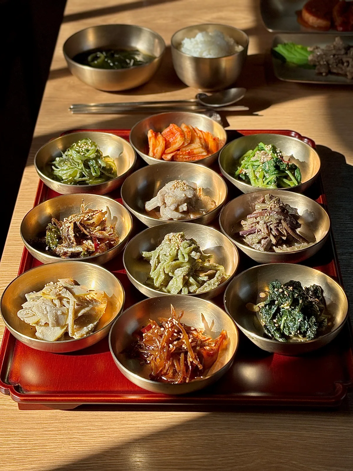 スリメ — 真鍮の器に盛られた季節のおかず