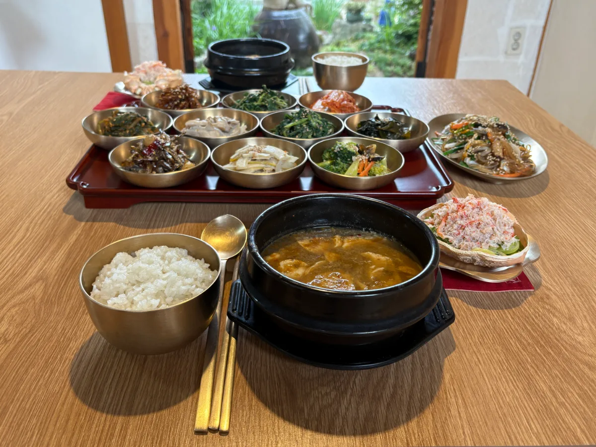スリメ — 小鉢が並ぶ定食の食卓