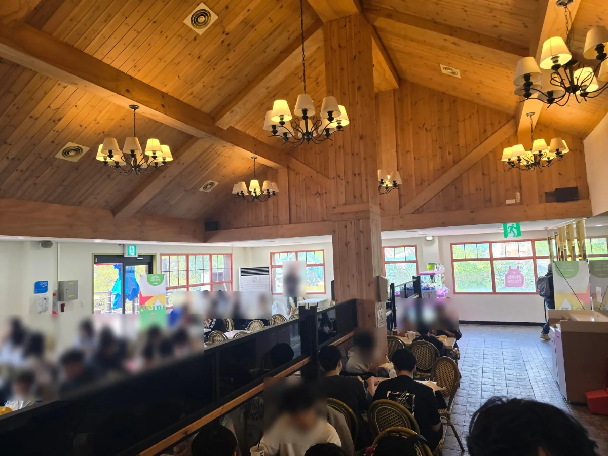 木の天井が高い園内のレストラン
