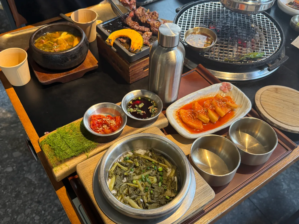 キョンソン 千戸本店 — 釜飯や小皿が並ぶ食卓