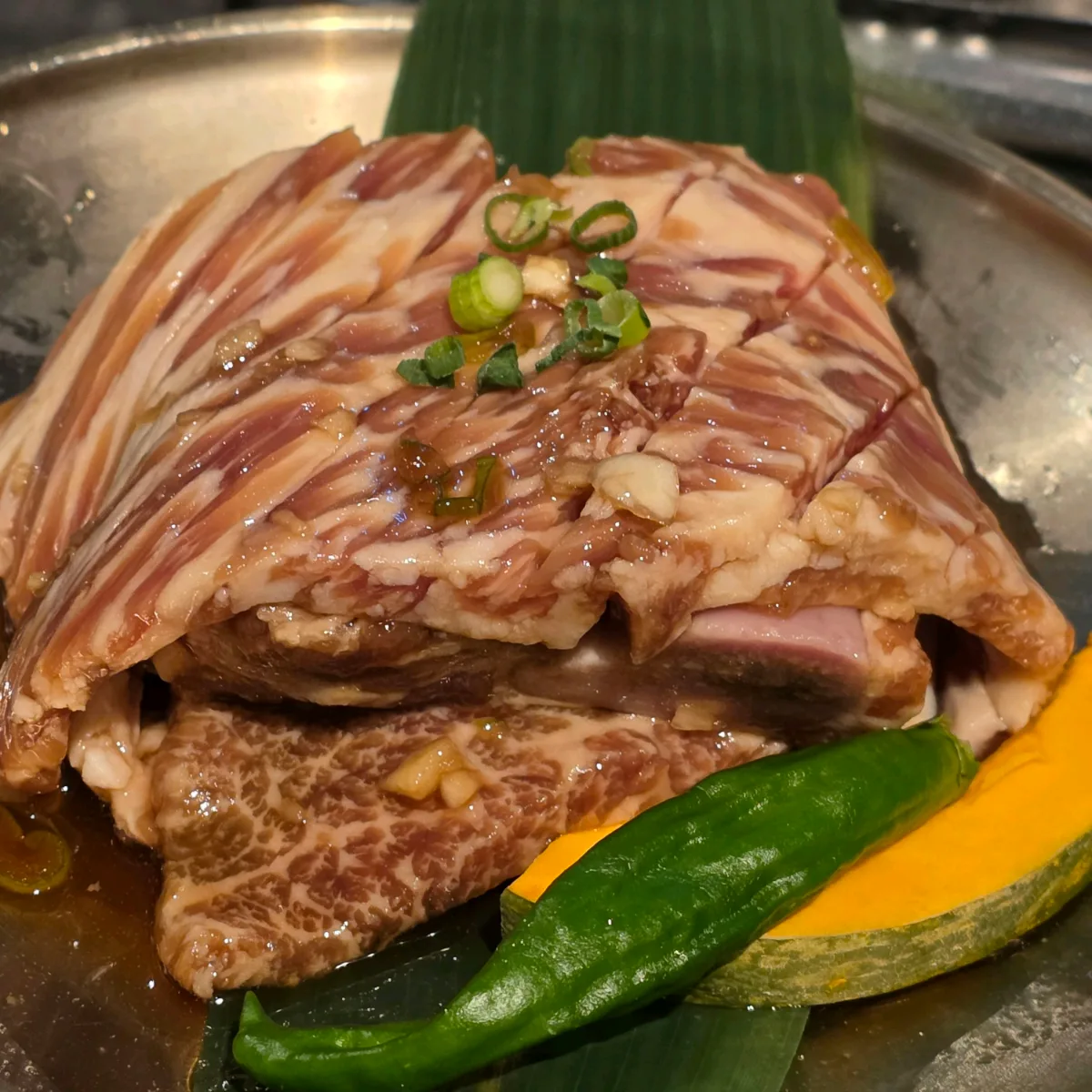 青唐辛子を添えた生の牛肉