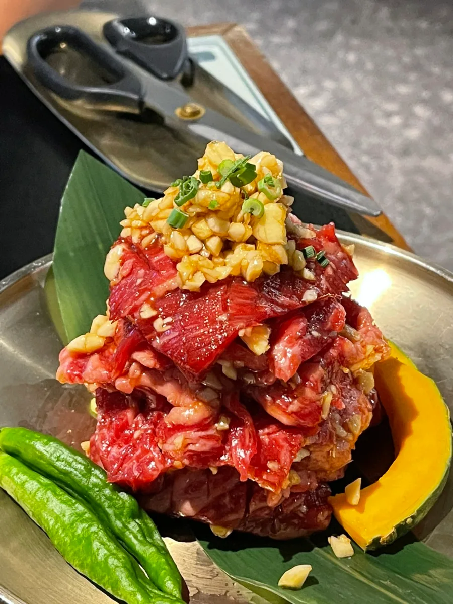キョンソン 千戸本店 — 刻みニンニクをたっぷりのせたニンニクカルビ