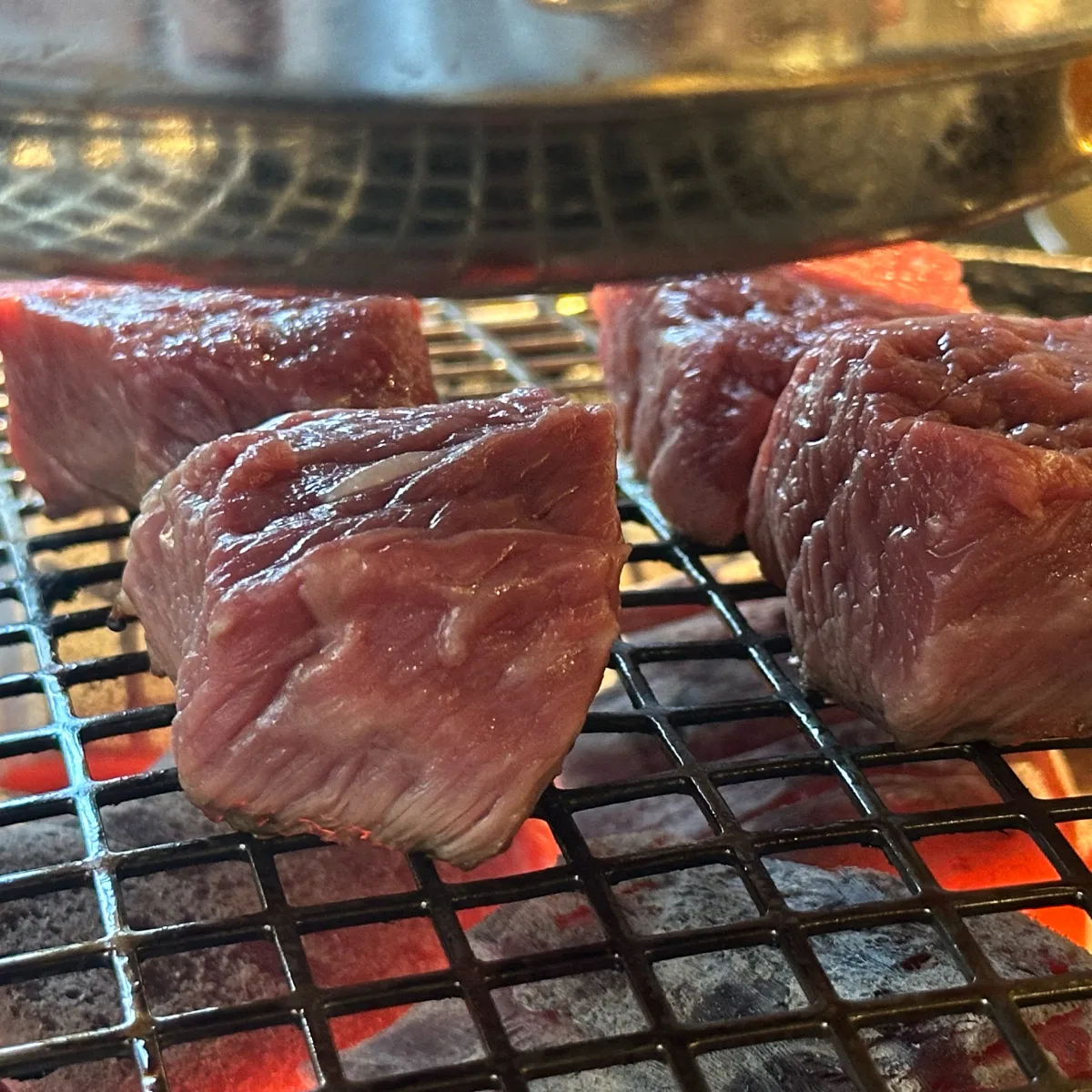 キョンソン 千戸本店 — 炭火で焼く角切りの牛肉