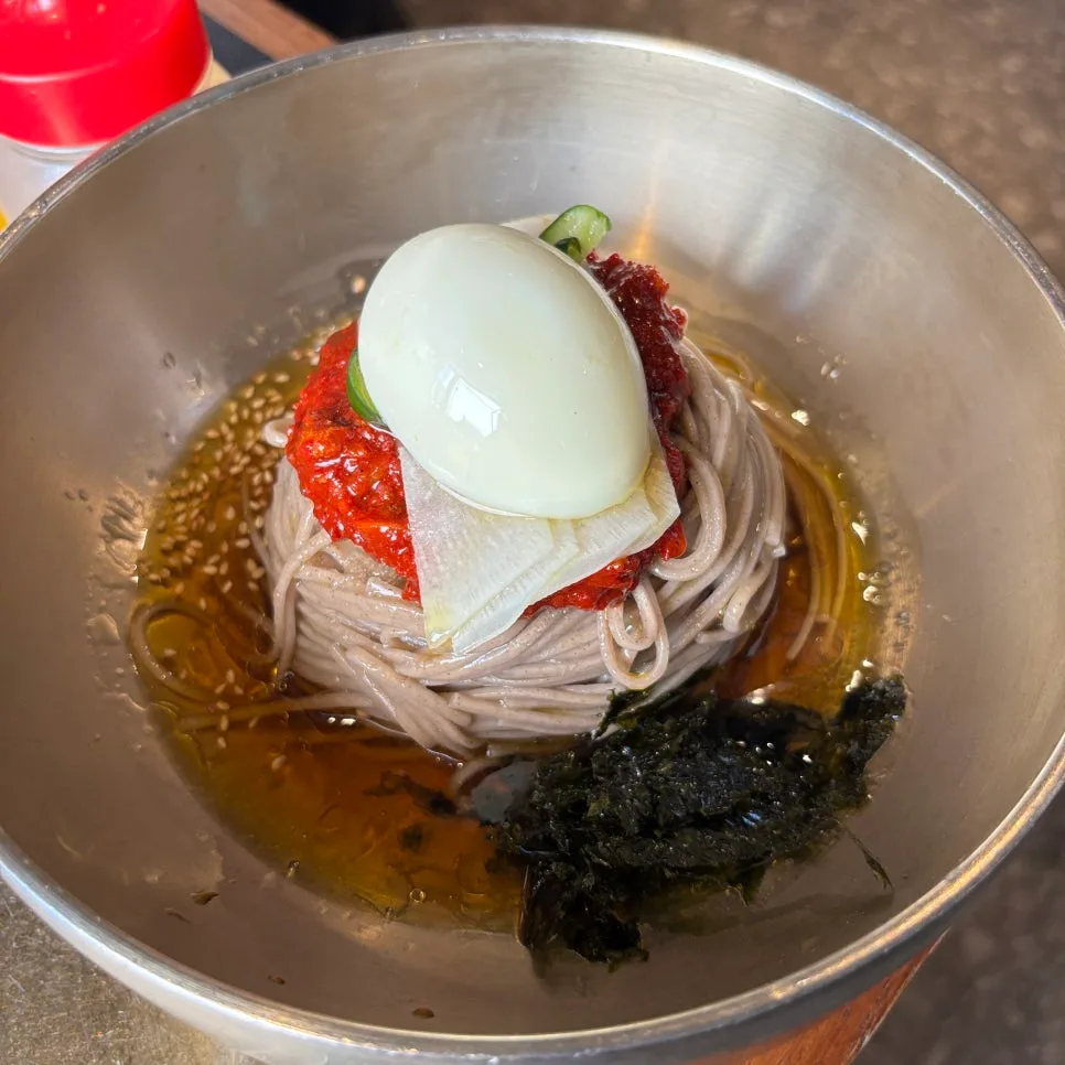 エゴマ油とたれをかけたそば麺