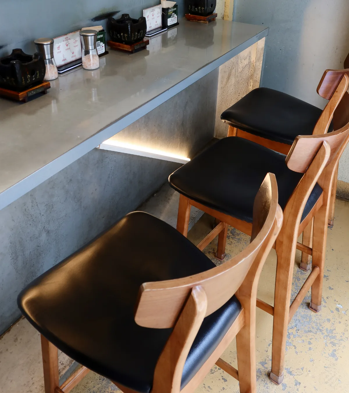 牛かつ亭 延南店 — 木の椅子が並ぶカウンター