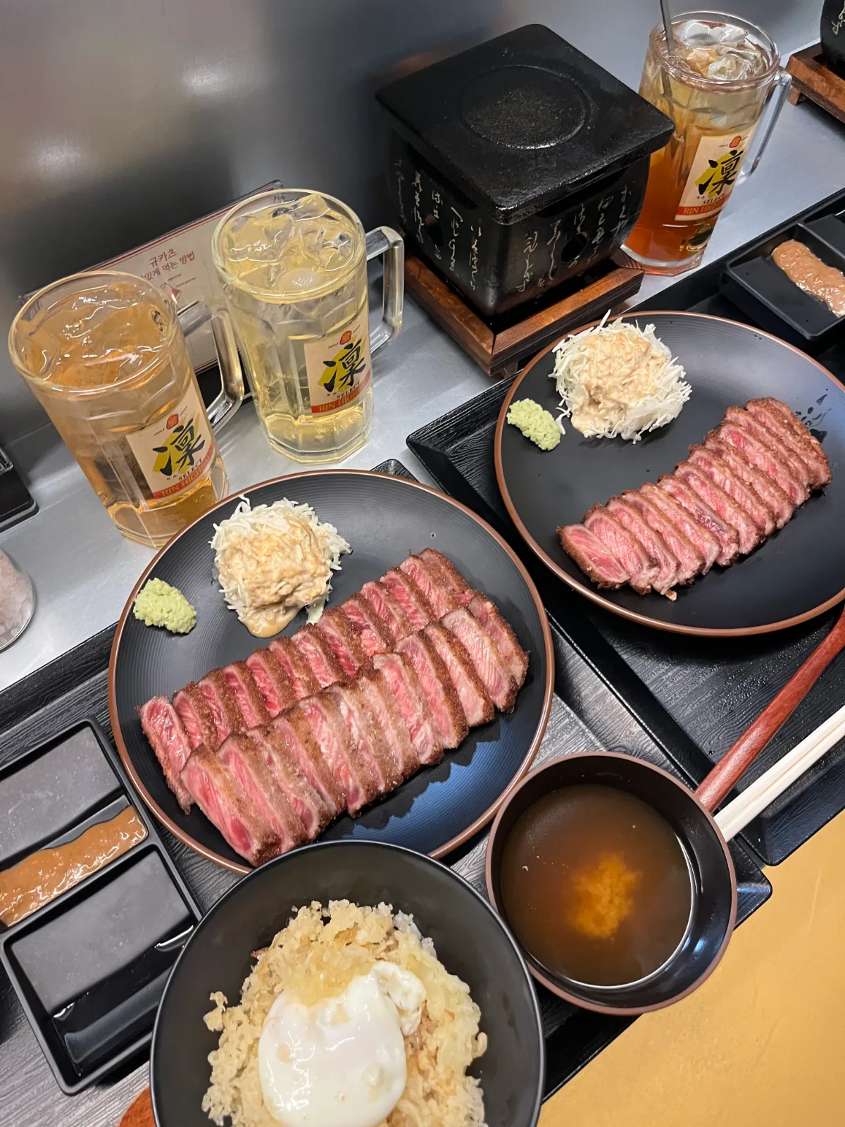 牛かつ亭 延南店 — 牛カツが並ぶ食卓