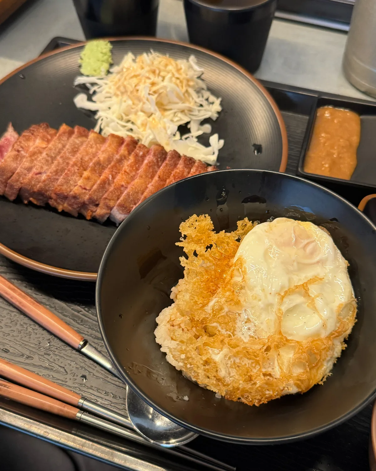 牛かつ亭 延南店 — 卵をのせたご飯と牛カツ