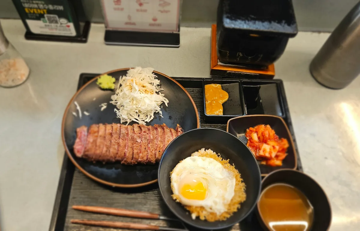 卵の天丼を添えた牛カツ