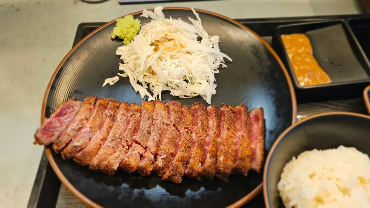 切り分けた牛カツとご飯