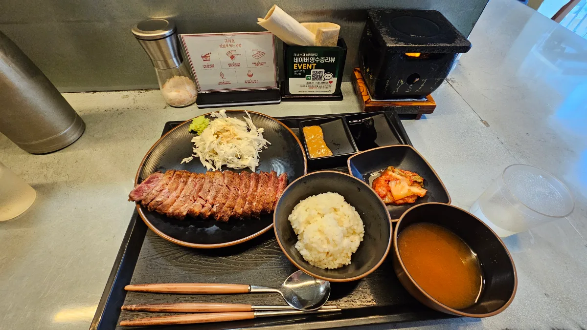 カウンターに置かれた牛カツ定食