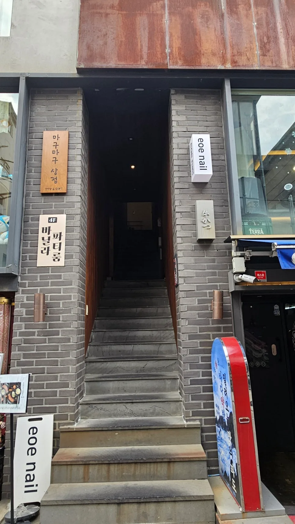 「牛かつ」の看板がある階段の入口