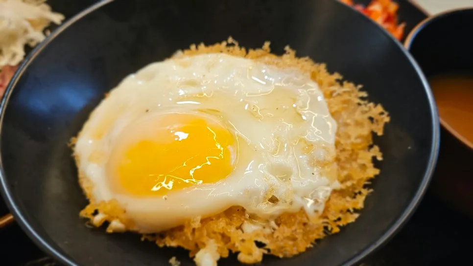 牛かつ亭 延南店 — 半熟卵をのせたたまご天丼