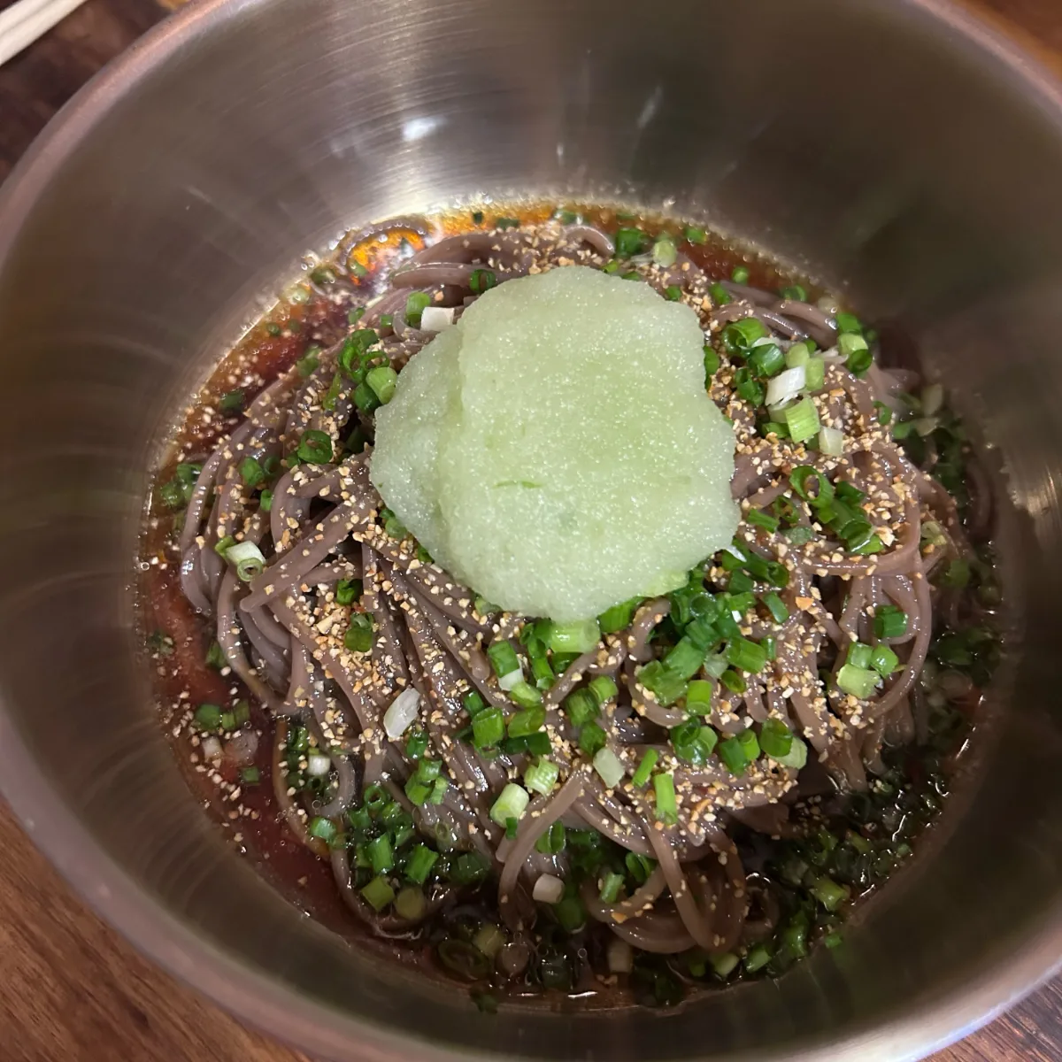 薬味をこんもりのせたエゴマ油のマッククス
