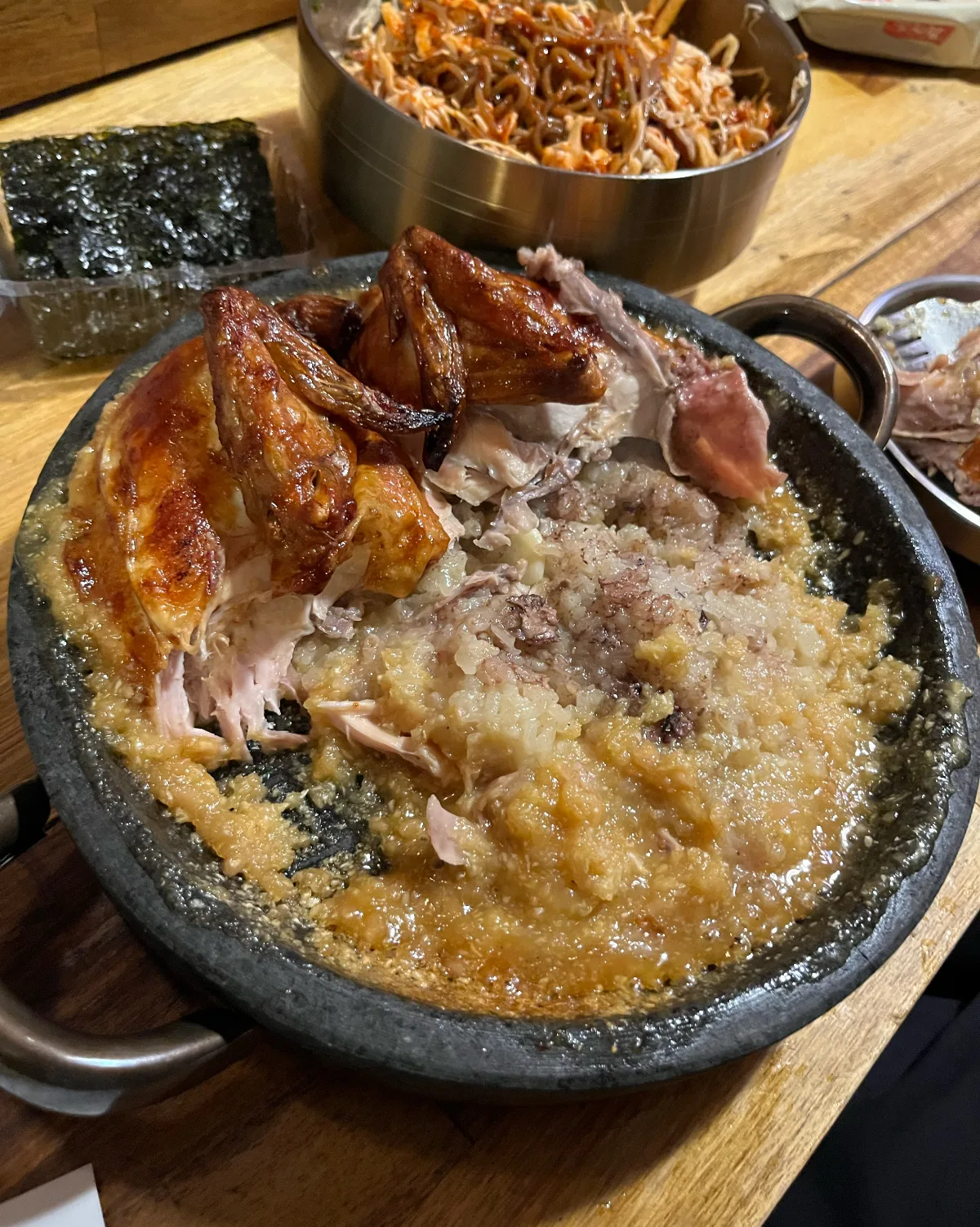 丸鶏の下から現れたもち米