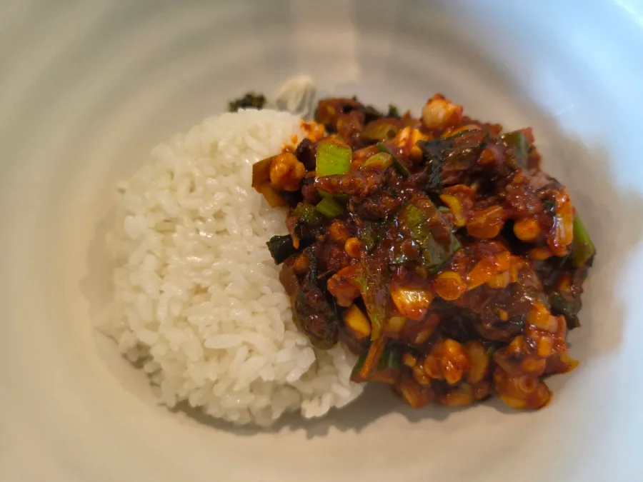 ご飯に添えたタコの辛味炒め