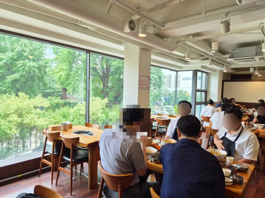 大きな窓のある客席と食事客