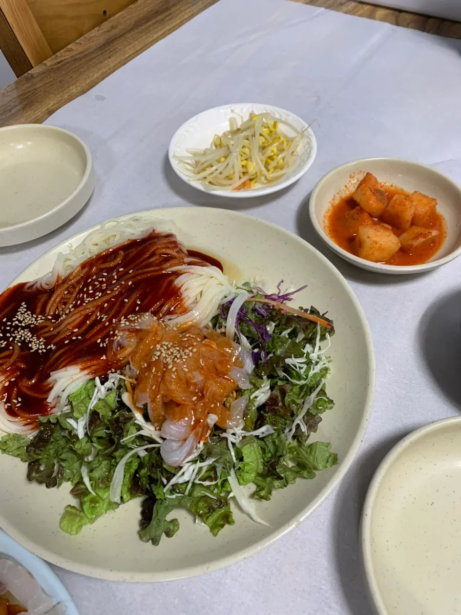 刺身と野菜を添えた辛いタレの麺