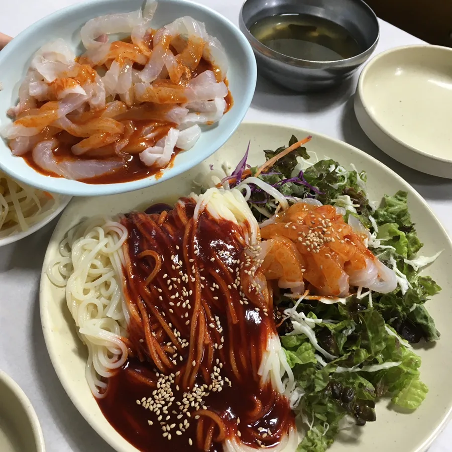 刺身の別皿を添えた混ぜ麺