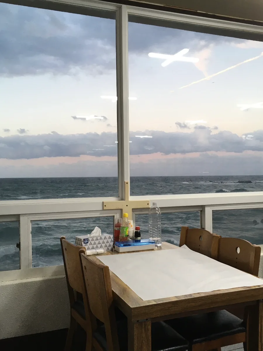 海女村 — 海に面した窓際のテーブル席