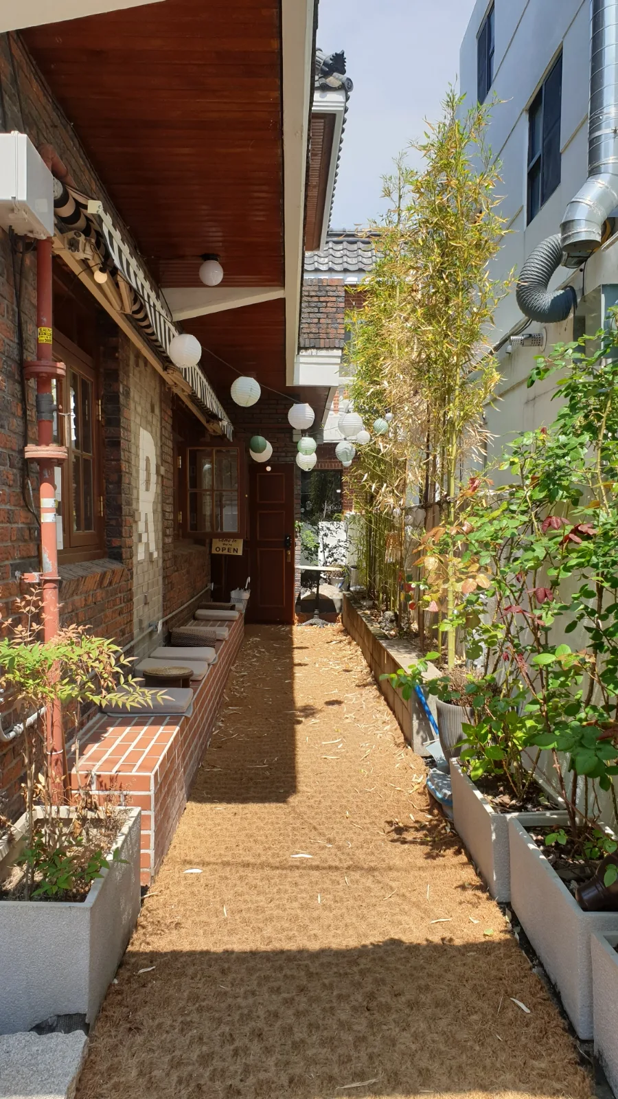 店先へ続く細い路地