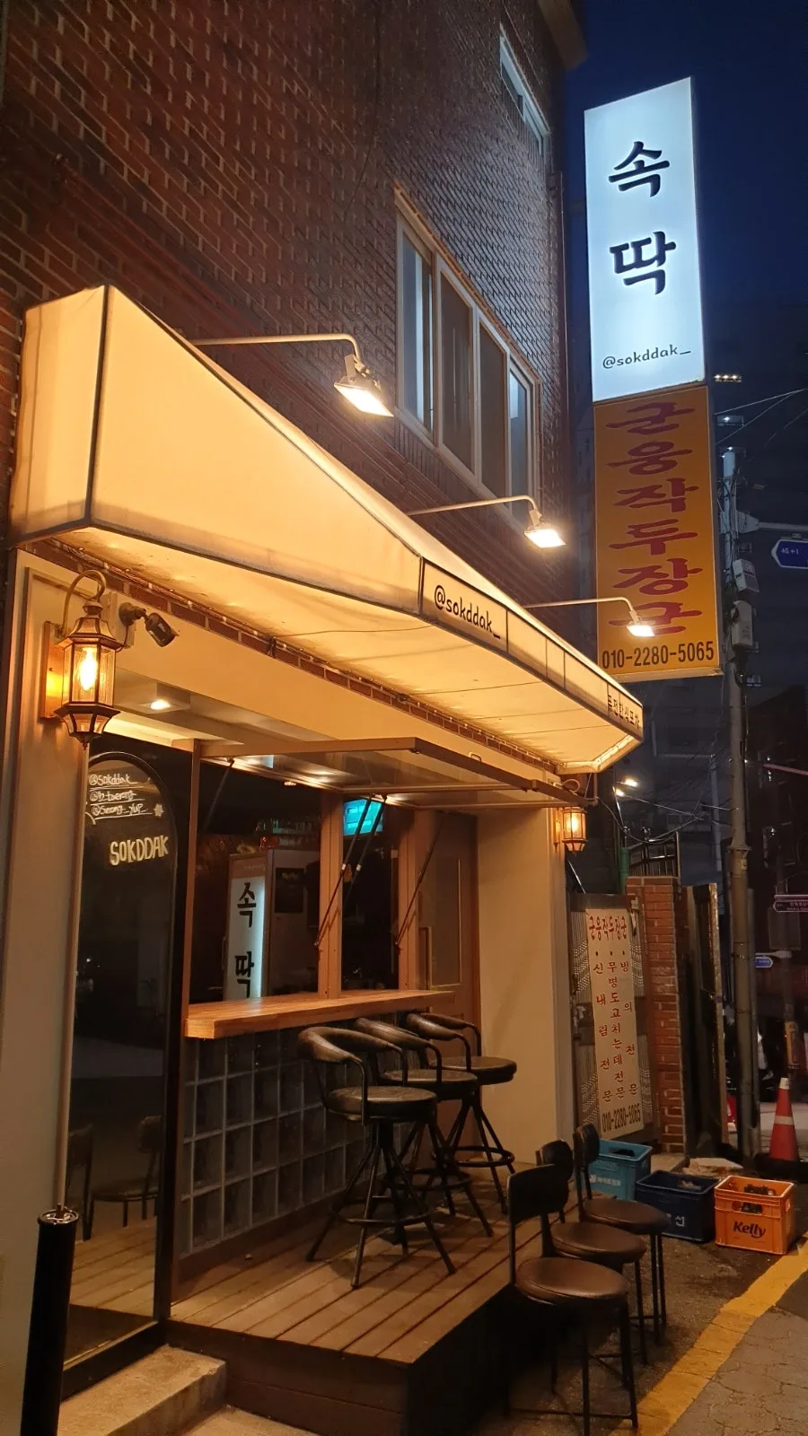 ヘリダンキル — 夜に明かりがともる路地の店先