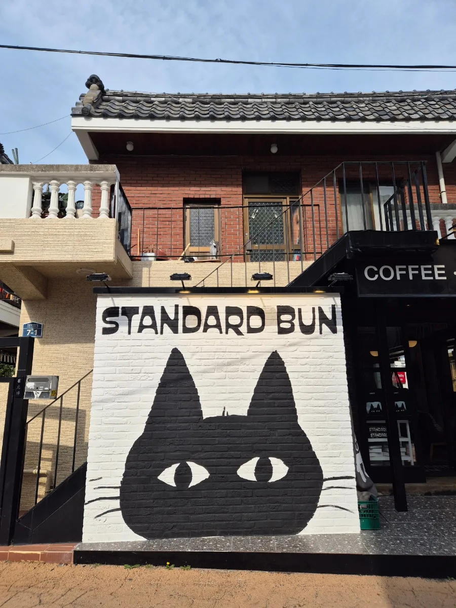 黒猫の壁が目印のカフェ