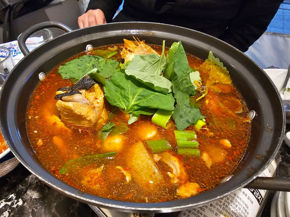魚と野菜が入った辛い鍋