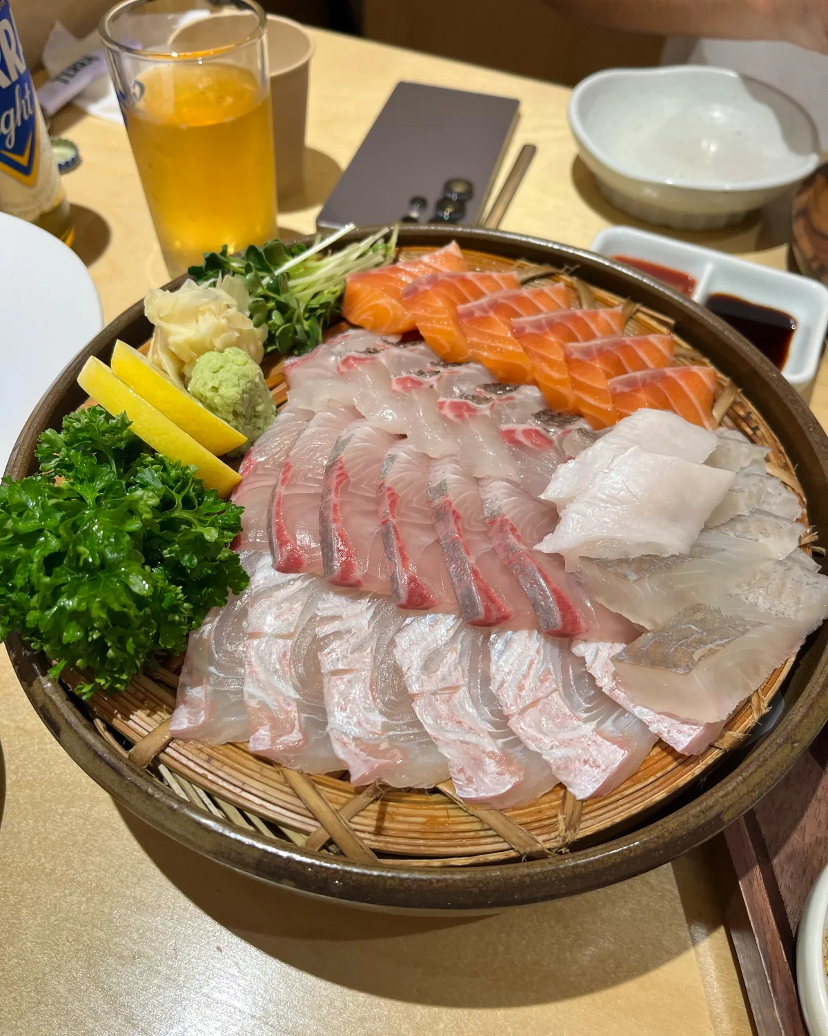 海雲会館 — 刺身とサーモンの盛り合わせ