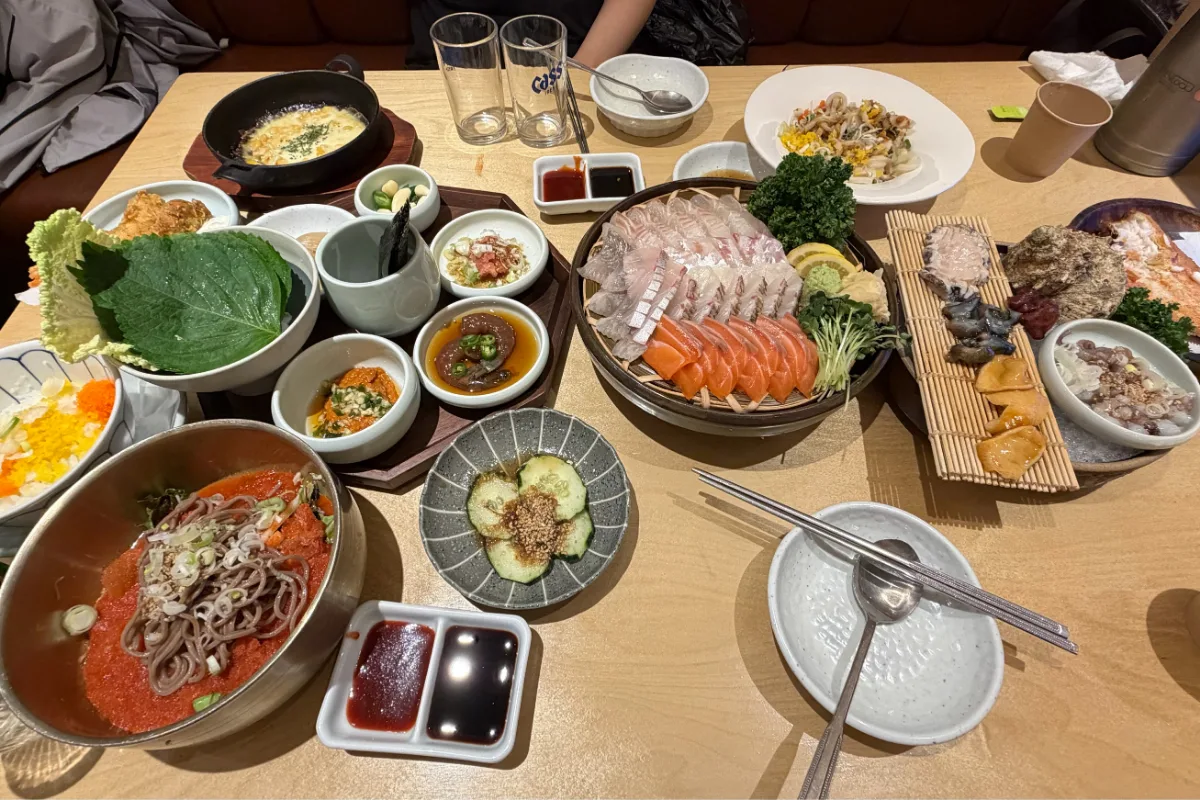 刺身と海鮮料理が並ぶ食卓