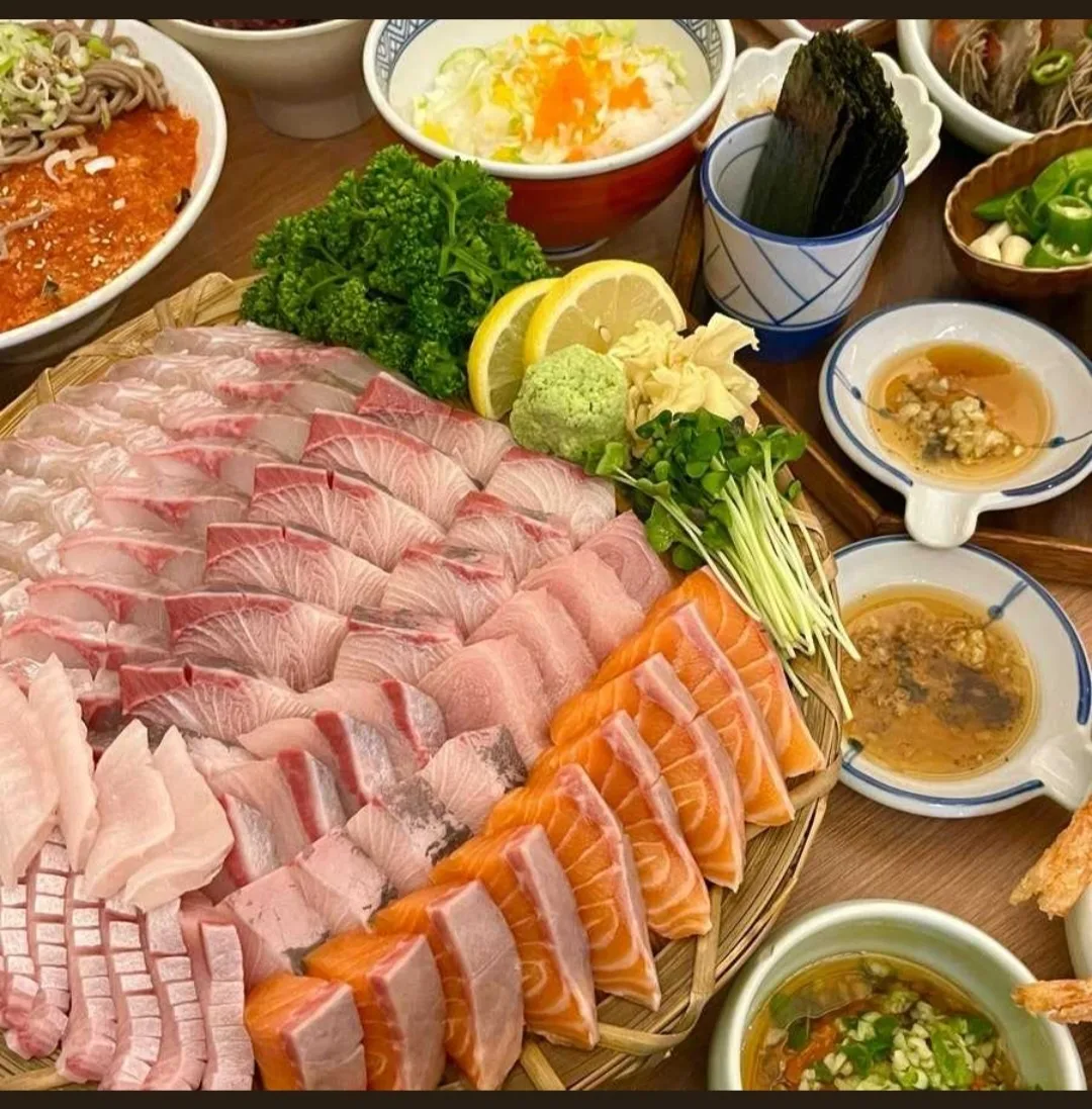 魚の刺身とサーモンの大皿