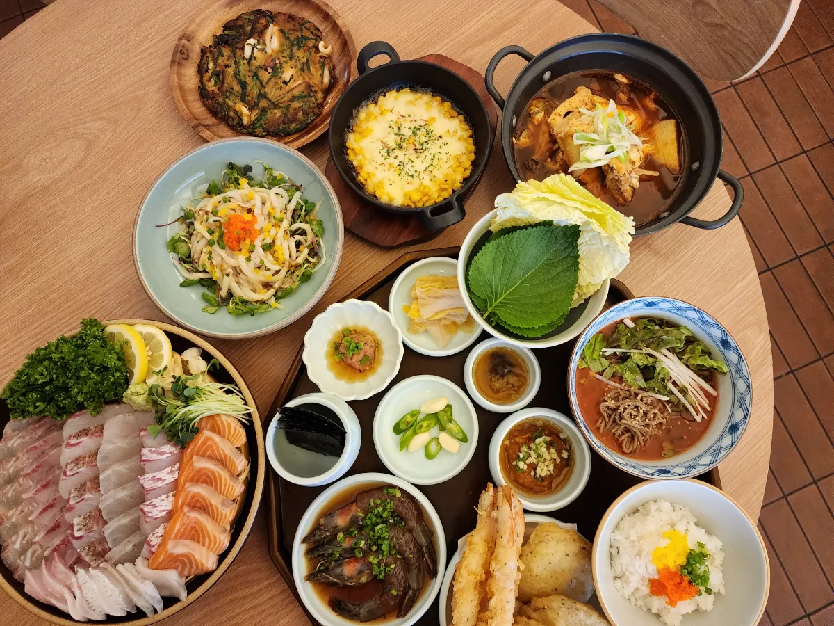 海雲会館 — 刺身や鍋が並ぶ食卓