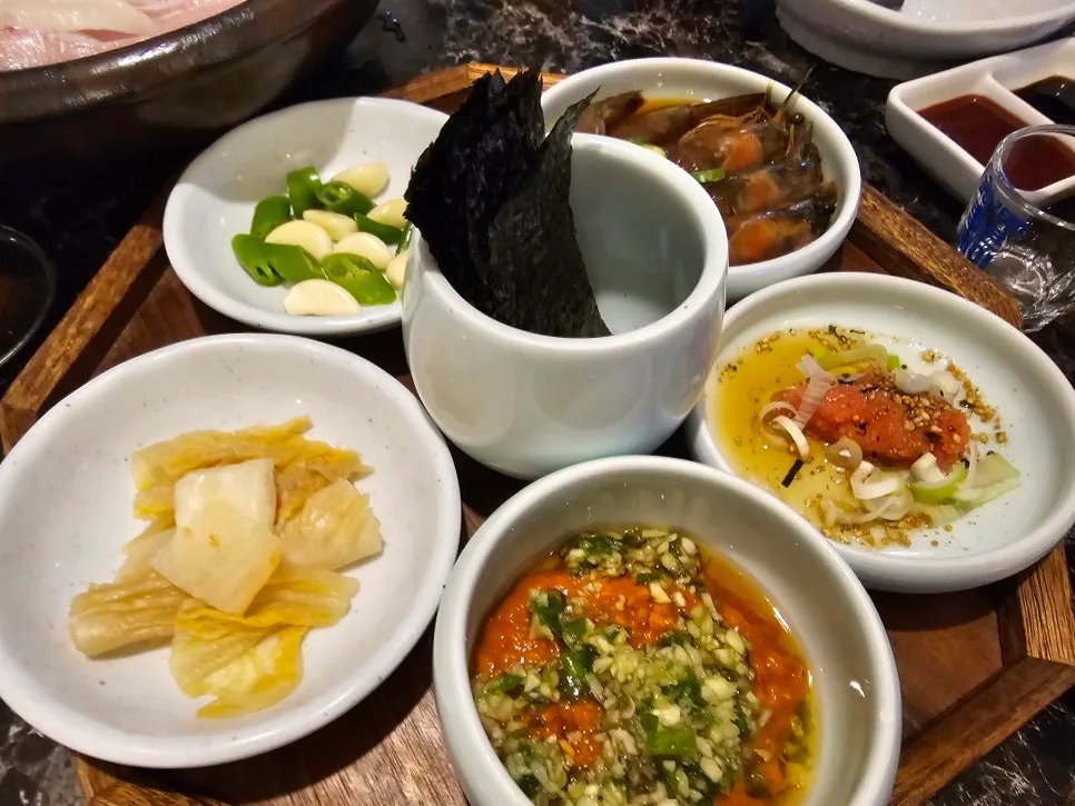 のりと薬味、エビの醤油漬けが並ぶ小皿