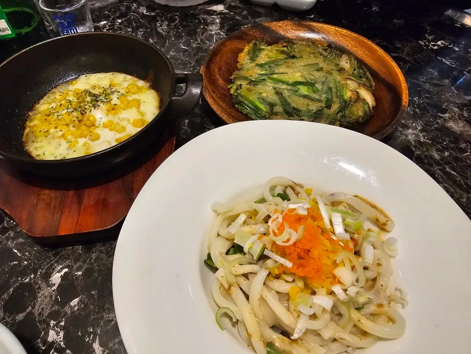 コーンチーズとチヂミ、うどんサラダ