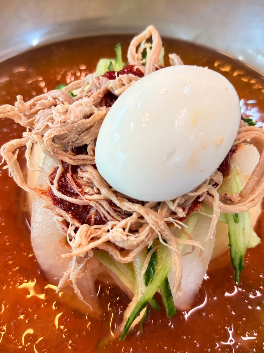 卵と細切り肉が載った冷たい麺