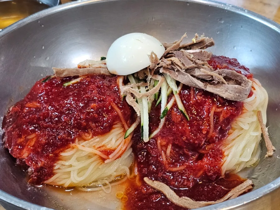 肉と卵を添えたビビンミョン