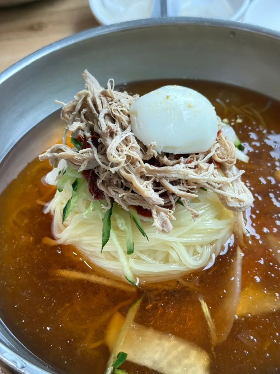 冷たいスープに盛られた細麺