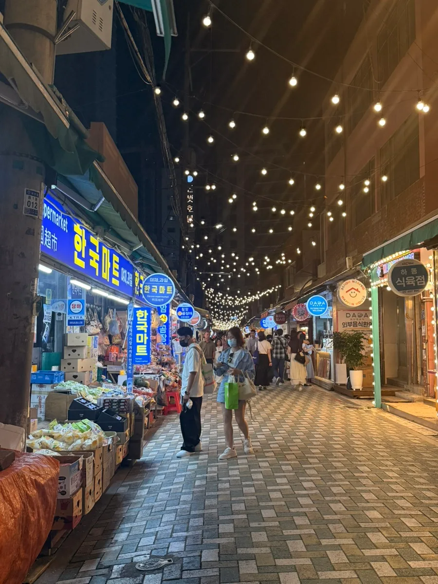 店の明かりが続く夜の通り