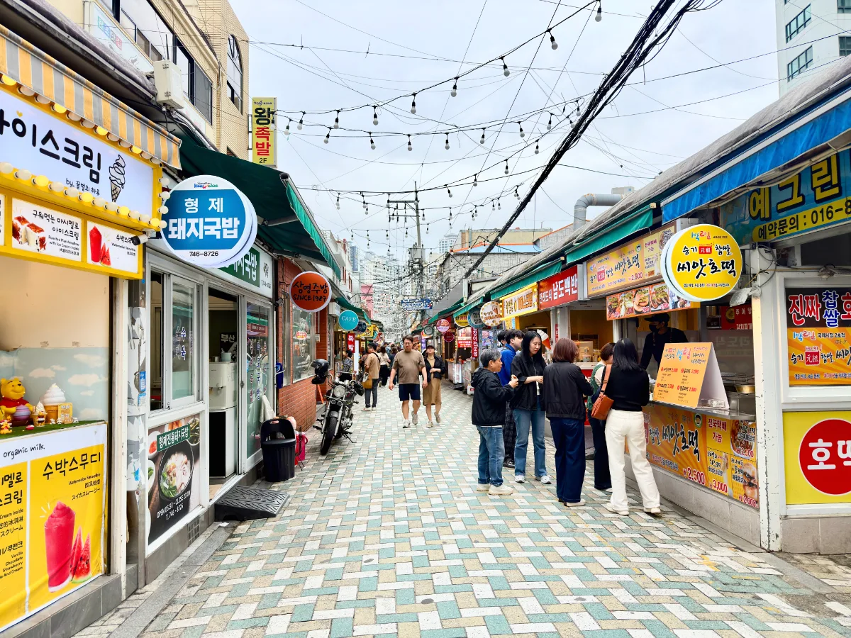 両側に食べ物の店が並ぶ通り