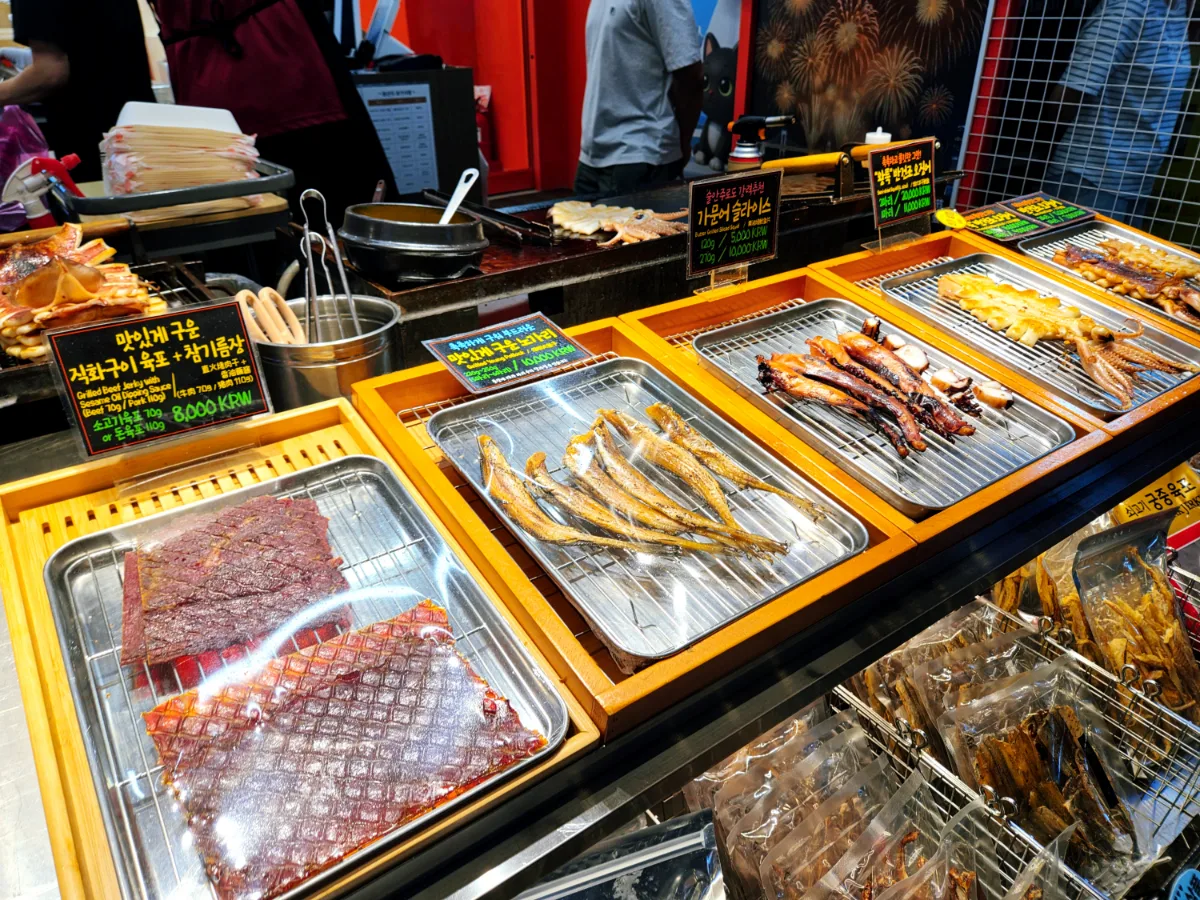海雲台市場 — 店先に並ぶ干物と焼き魚
