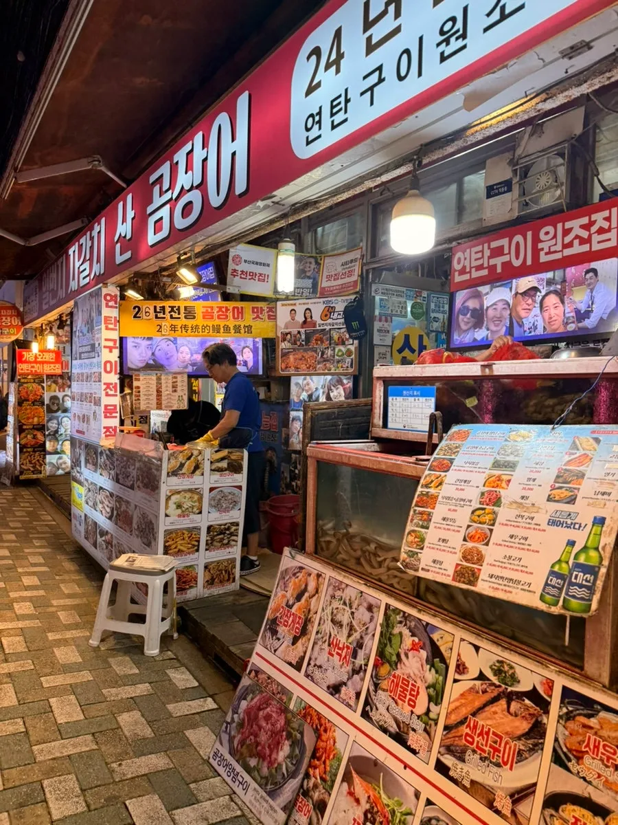 ヌタウナギの店が並ぶ市場の通り