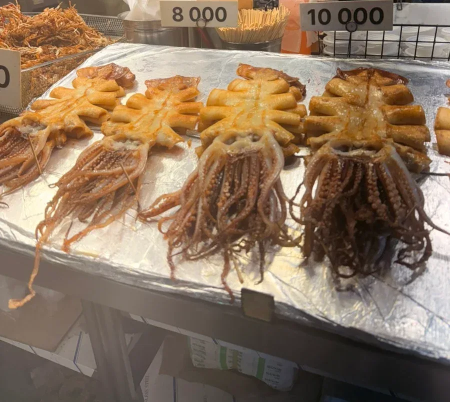 店頭に並ぶ焼きイカ