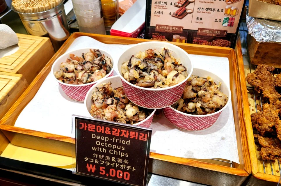 日本語も書かれたタコとポテトの揚げ物の値札