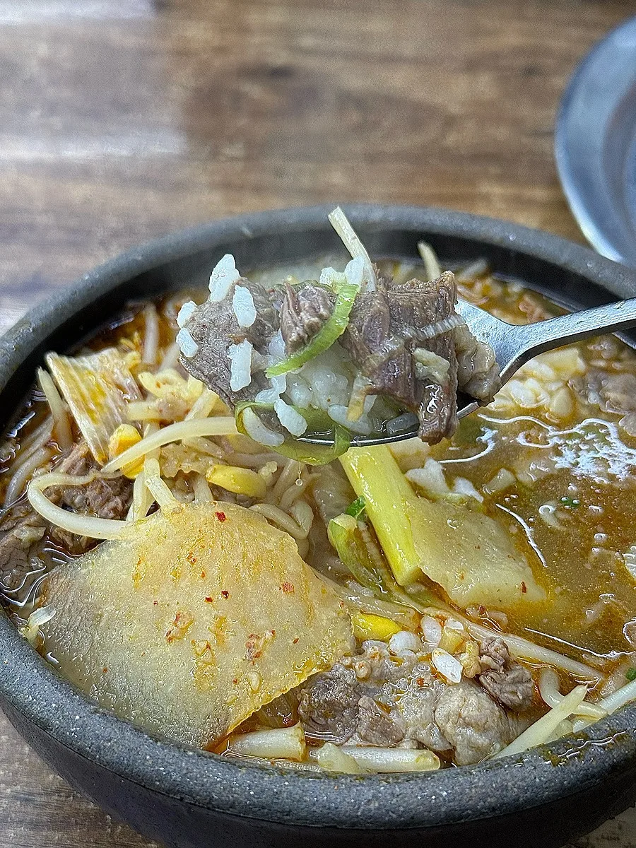 牛肉とご飯をすくったスプーン