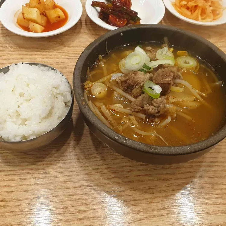 牛肉と豆もやしのスープと別添えご飯