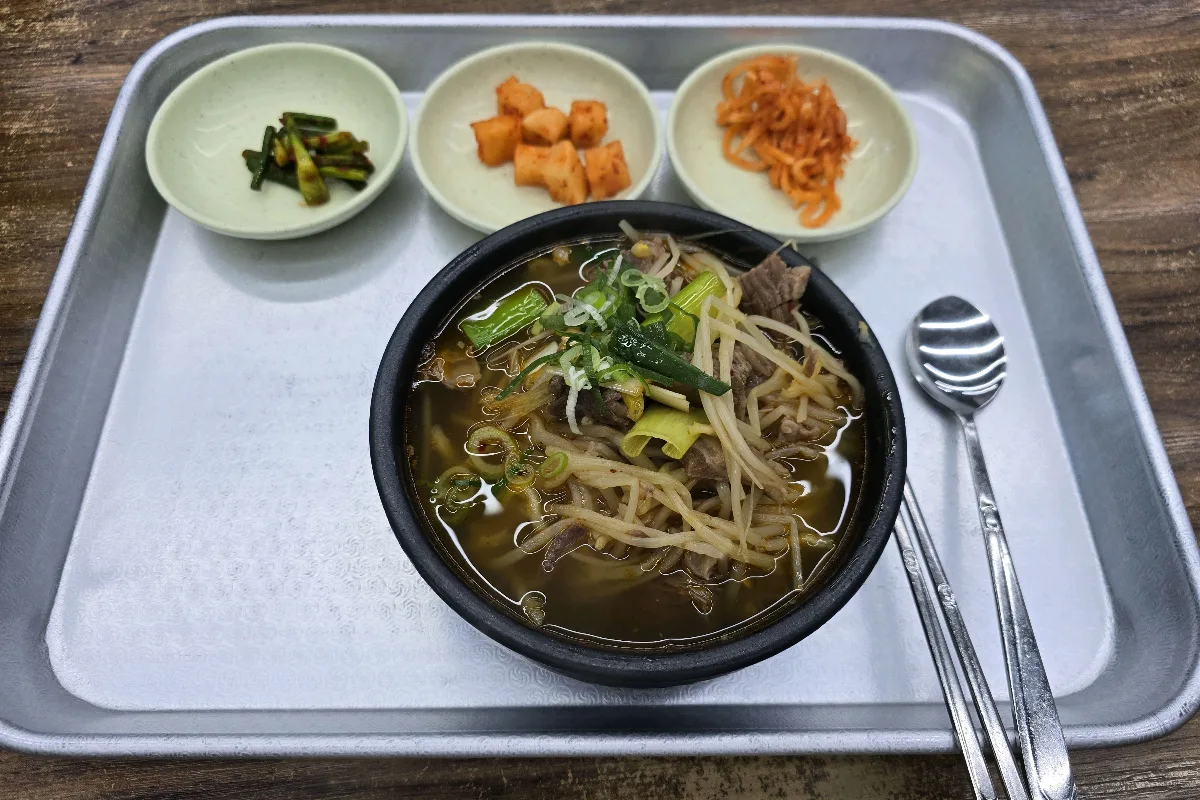 海雲台元祖ハルメクッパ — 牛肉ククスと三皿のおかず