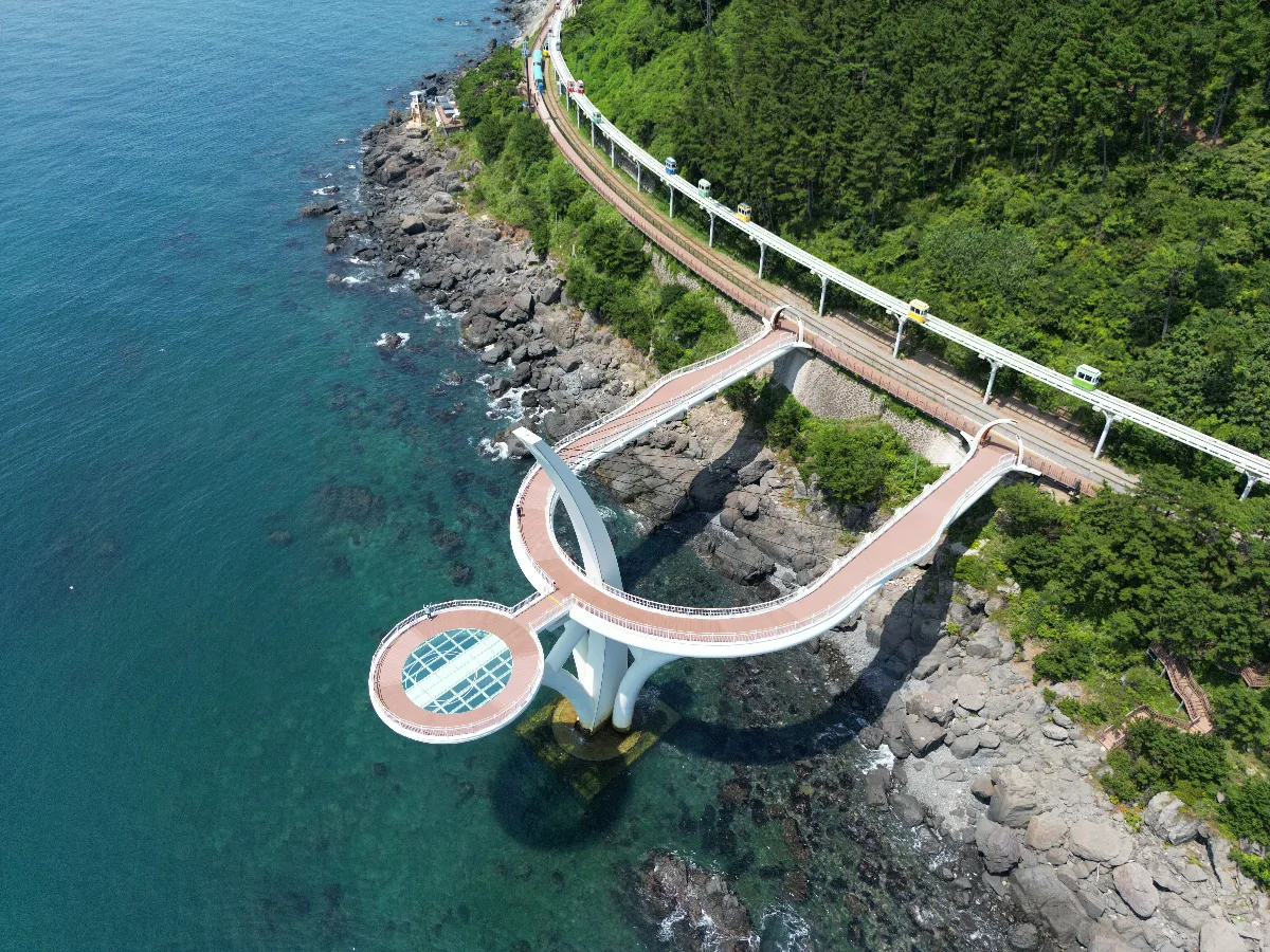 海月展望台 — 海に張り出す展望台と海岸沿いの線路