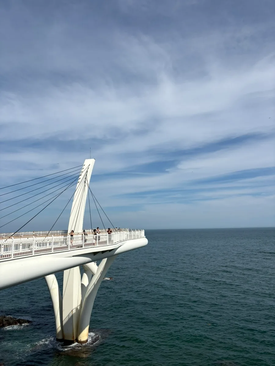 海へ伸びる白い展望台と主塔