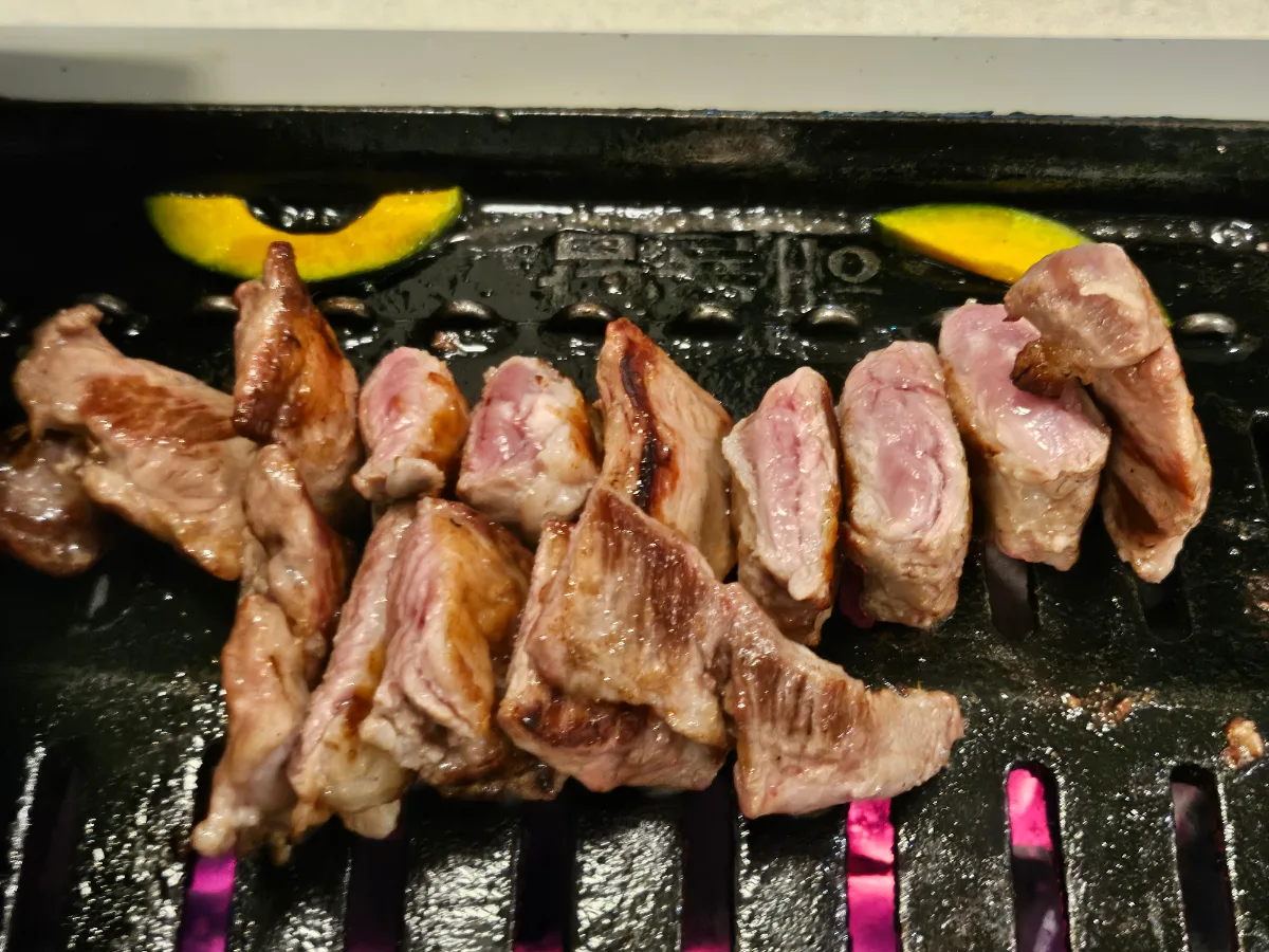 焼き網に並ぶ肉とかぼちゃ